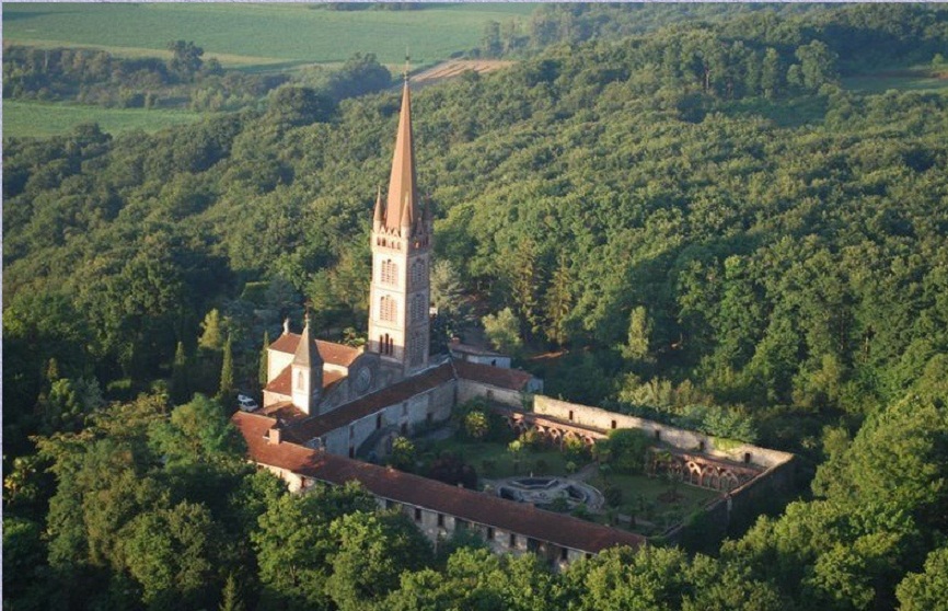 L’Abbaye Notre-Dame de l’Espérance au cœur de sa verdure